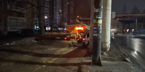 Для борьбы с гололёдом на тротуарах в Ульяновске за ночь использовали 119 тонн пескосоляной смеси