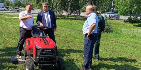 В Ульяновске для покоса травы начали использовать мини-тракторы