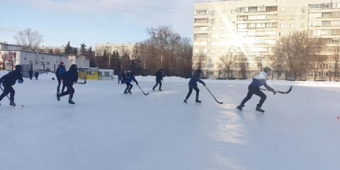 Во дворах Ульяновска начали заливать хоккейные корты