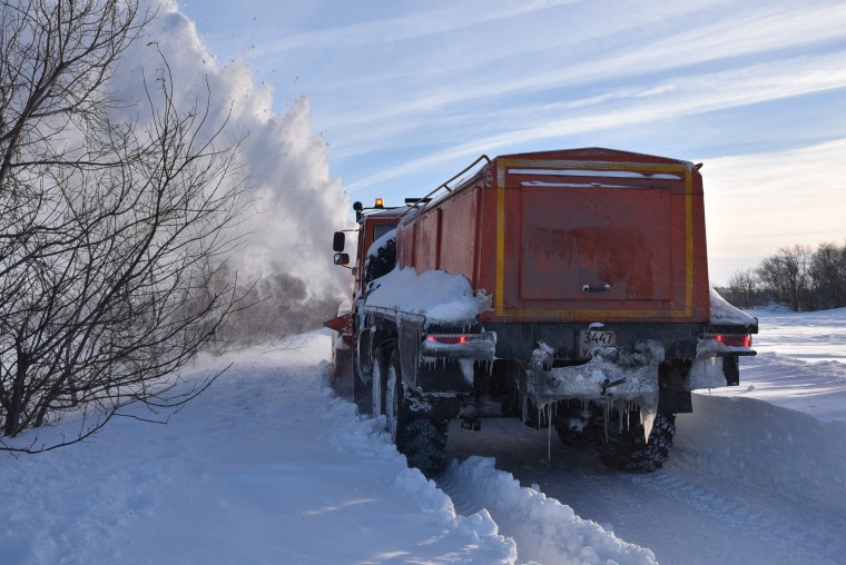 В пригородах Ульяновска продолжается борьба со снежными заносами