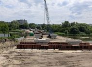 У моста через Свиягу в створе улиц Шевченко и Смычки переносят
инженерные сети
