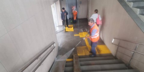 Надземный пешеходный переход на Верхней террасе в Ульяновске приводят в порядок