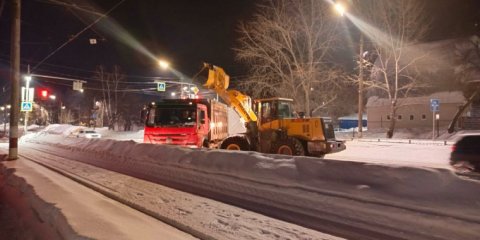Ночью снег с улиц Ульяновска вывозили пять звеньев спецтехники