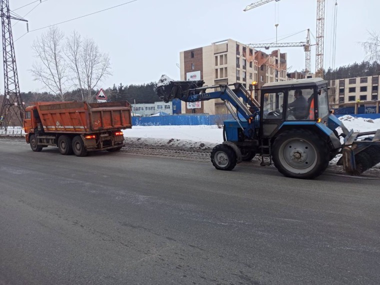 В ночь на 25 января ульяновские улицы очищали от снега и наледи 59 единиц спецтехники В ночь на 25 января ульяновские улицы очищали от снега и наледи 59 единиц спецтехники