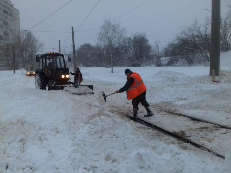 Городские службы Ульяновска продолжают бороться со снегопадом