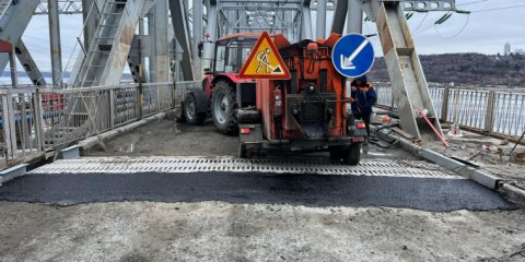 На Императорском мосту готовятся к установке четвёртого деформационного шва