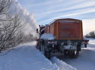 В пригородах Ульяновска продолжается борьба со снежными заносами