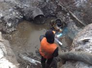 В Засвияжском районе устраняют повреждение сети ХВС