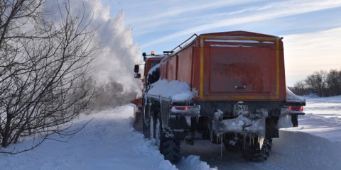 В пригородах Ульяновска продолжается борьба со снежными заносами