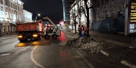 Ночью в Ульяновске дорожники обрабатывали тротуары и вывозили снег
