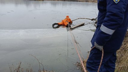 Ульяновские спасатели вытащили из воды провалившегося под лёд человека