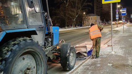 Ночью в Ульяновске вывозили снег с улиц Пушкарёва и Октябрьской