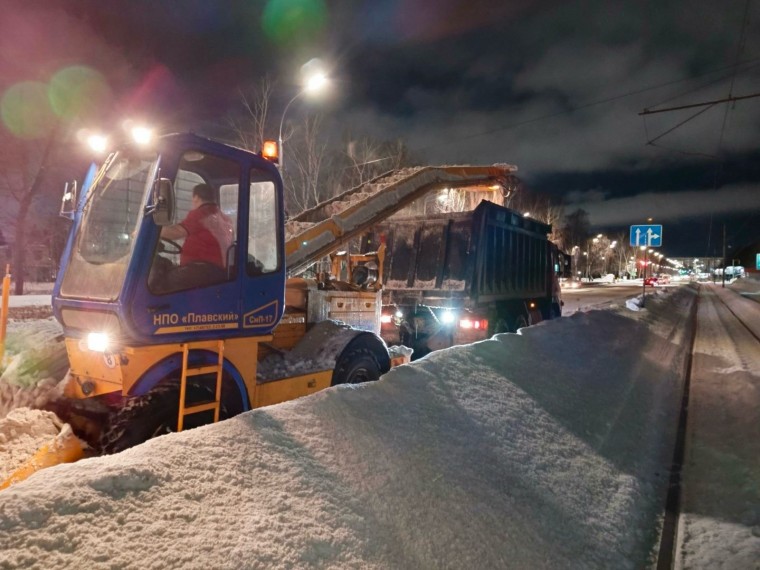 С начала зимы с улиц Ульяновска вывезли более 12 тысяч самосвалов снега