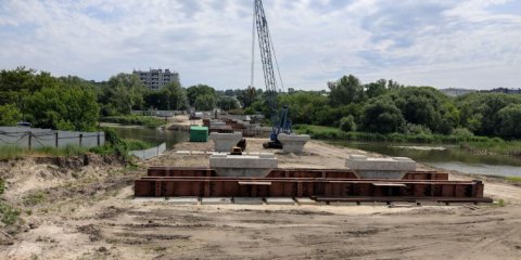 У моста через Свиягу в створе улиц Шевченко и Смычки переносят
инженерные сети