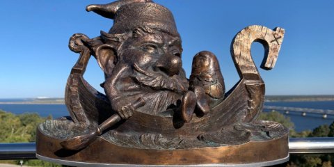 У памятника Богдану Хитрово в Ульяновске установили восьмого колобка