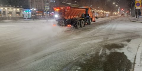 В Ульяновске в связи со снегом усилили посыпку дорог и тротуаров