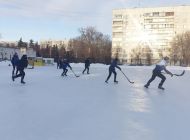 Во дворах Ульяновска начали заливать хоккейные корты