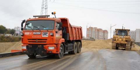 На мосту по улице Минаева подготовлено основание будущей дороги между руслом Свияги и путепроводом