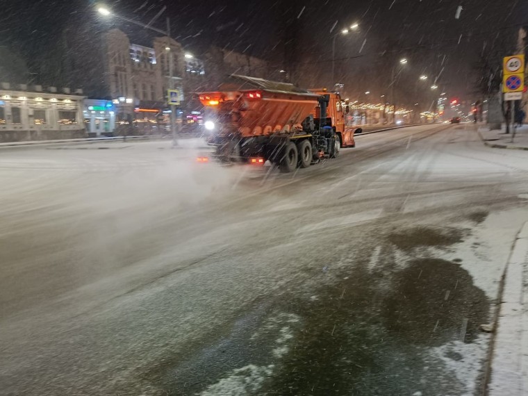В Ульяновске в связи со снегом усилили посыпку дорог и тротуаров