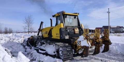 Водоотводные канавы в Луговом прочищают техникой и вручную