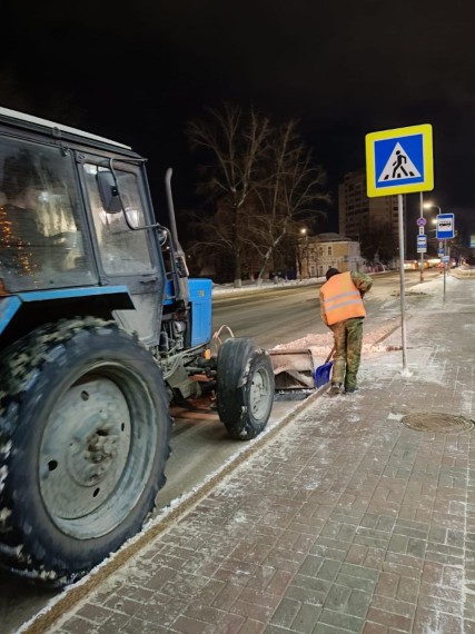 Ночью в Ульяновске вывозили снег с улиц Пушкарёва и Октябрьской