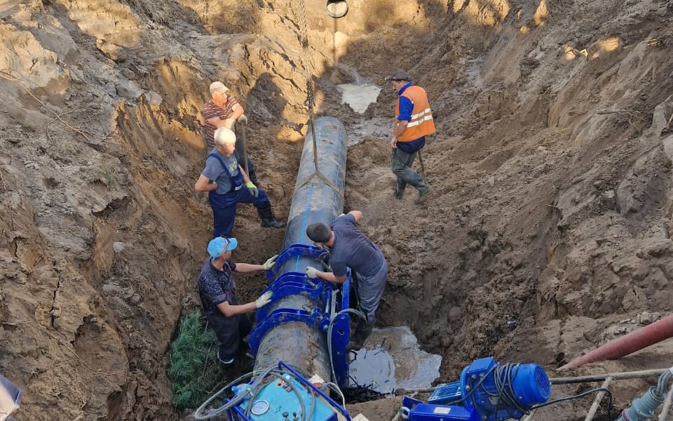 На месте порыва в районе Архангельского грунтового водозабора начата сварка труб