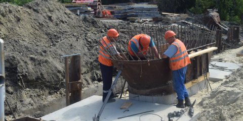 На стройке нового моста в створе улиц Шевченко и Смычки начинается монтаж четвёртой опоры