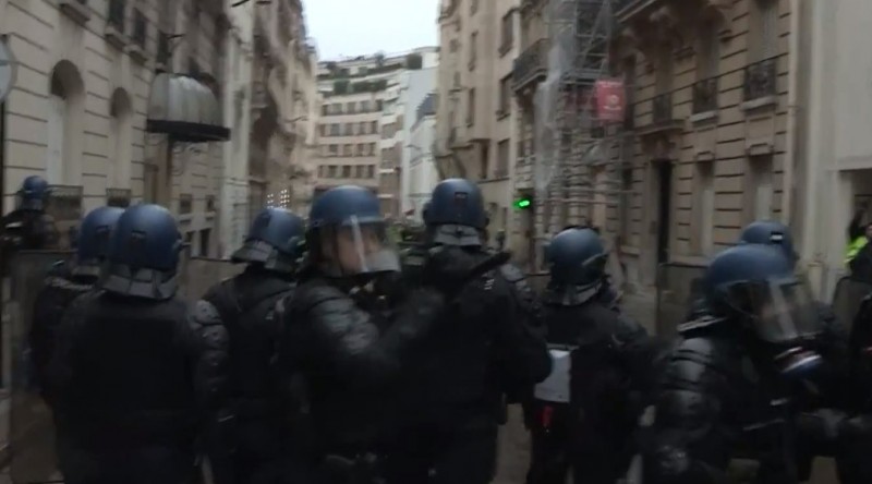 Полиция во время протестов применила дубинки и газ