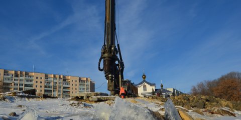 На новом мосту в створе улиц Шевченко и Смычки приступили к строительству опоры № 7