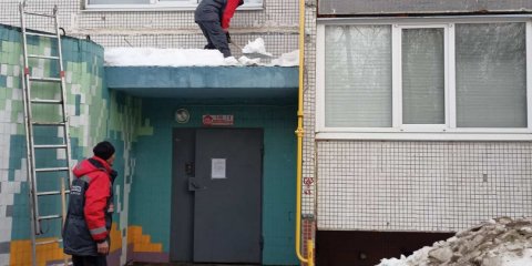 В Ульяновске продолжается очистка кровель многоквартирных домов