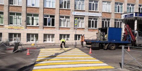 Ульяновские дорожники устанавливают светофоры и обновляют разметку вблизи школ