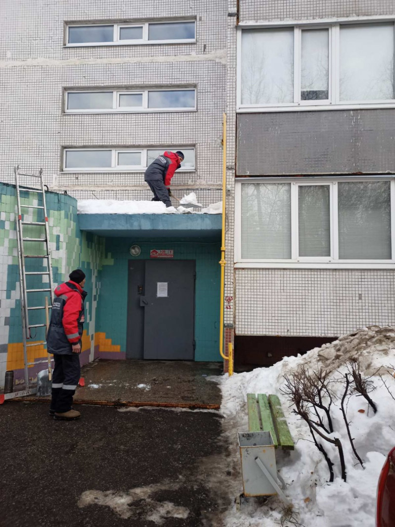 В Ульяновске продолжается очистка кровель многоквартирных домов