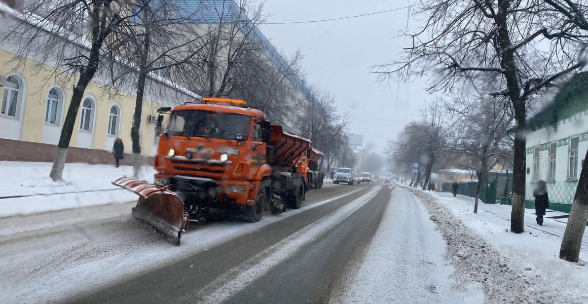 Со снегопадом на улицах Ульяновска борются 82 единицы спецтехники