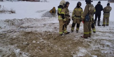 Ульяновские спасатели помогают поднять провалившийся под лёд трактор