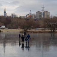 ВНИМАНИЕ, РОДИТЕЛИ! Дети рискуют провалиться под лед на Свияге!