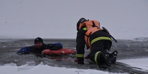 В Ульяновске прошло специальное учение по спасению людей на заледеневших водоемах