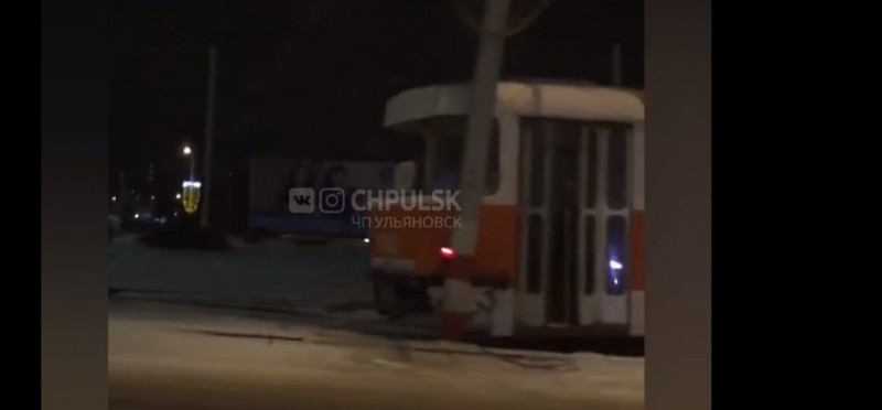 Трамвай в Ульяновске сошел с рельсов и врезался в столб