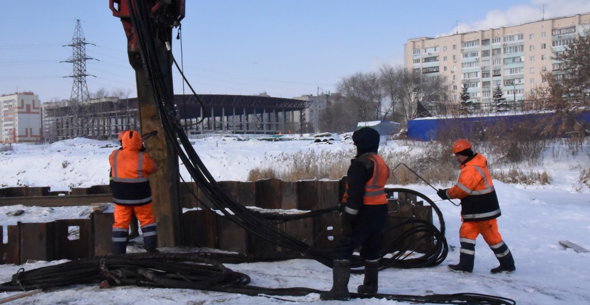 На новом мосту в створе улиц Шевченко и Смычки возводят сразу две железобетонные опоры