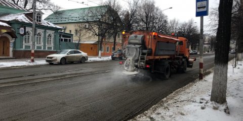 Улицы Ульяновска вновь обрабатывают противогололёдными материалами