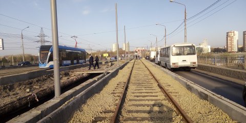 На мосту на Минаева идёт монтаж временной контактной сети