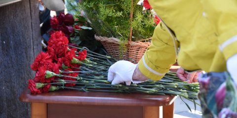 В преддверии Дня Победы в Ульяновске возложили цветы к памятной стеле "Город трудовой доблести"
