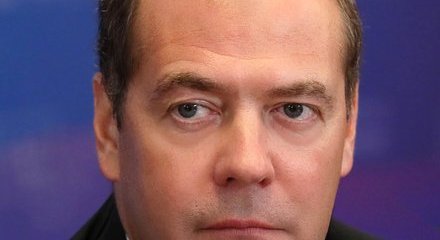 Дмитрий Медведев предложил ввести гарантированный доход для россиян