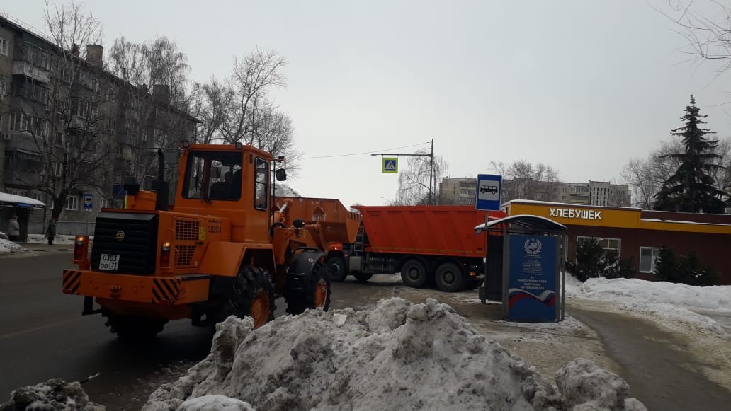 Ульяновские дорожники усиливают очистку остановок и пешеходных переходов
