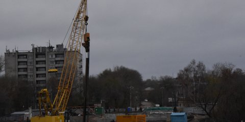 На восьмой опоре моста в створе улиц Шевченко и Смычки забетонировали шесть буронабивных свай из 20