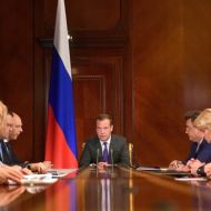 Медведев считает региональных чиновников разгильдяями