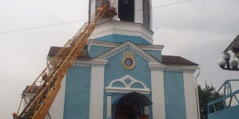 В луганском Лутугино ульяновские энергетики налаживают свет в храмах