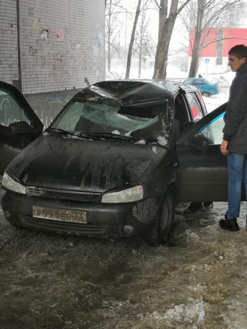 Глыба льда упала на автомобиль в Ульяновске