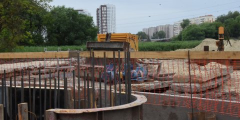 На мосту в створе улиц Смычки-Шевченко ведётся бетонирование опор