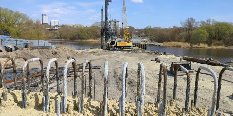 На строящемся мосту в створе улиц Шевченко &ndash; Смычки готовы шесть опор из восьми