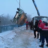 «Калина» повисла на перилах моста в Заволжском районе, но была спасена